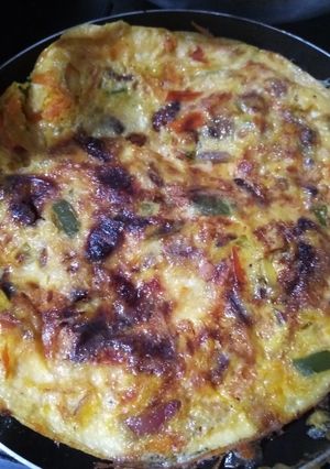 Una foto de Tortilla de huevo, con cubos de plátano amarillo y queso cheddar