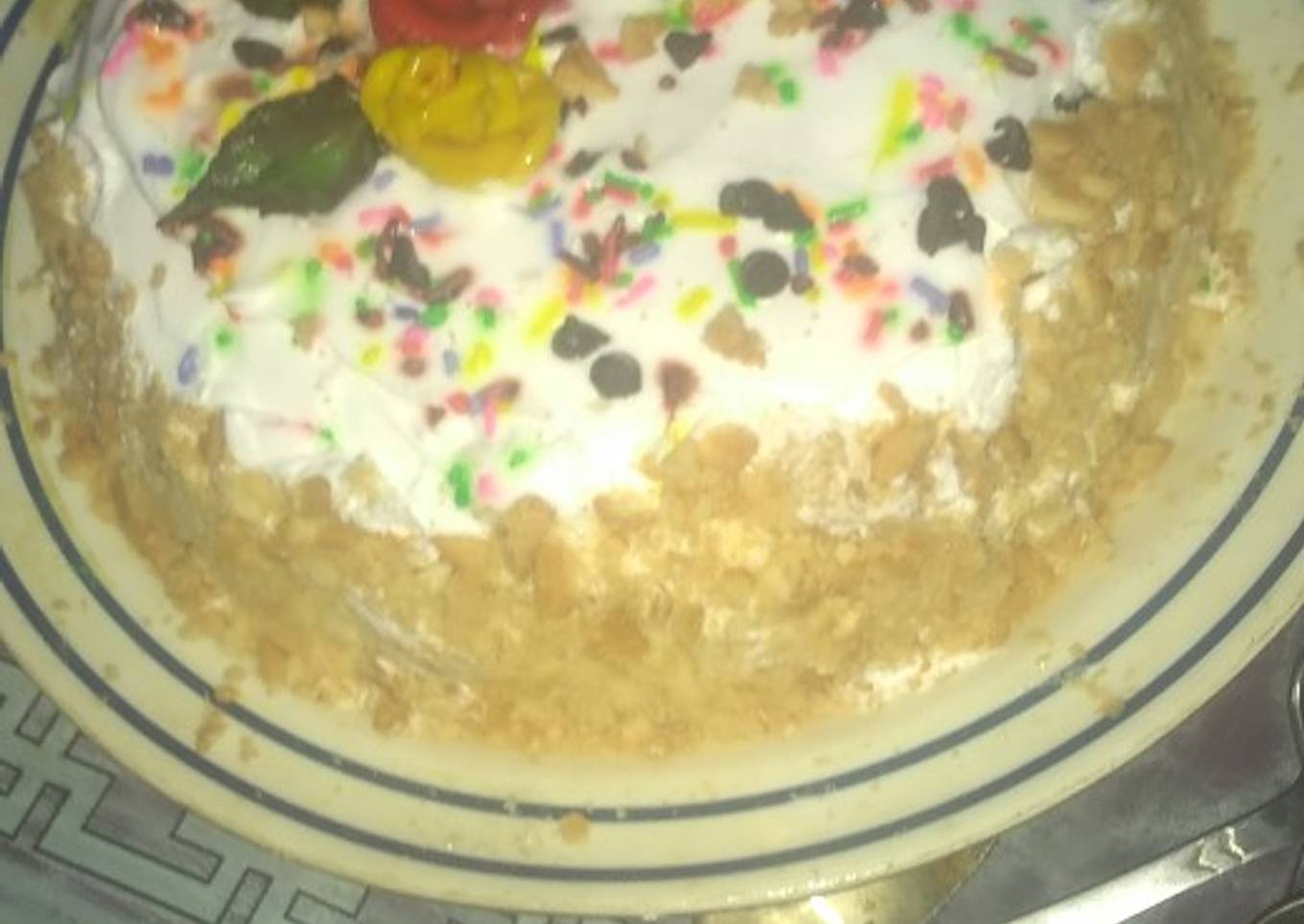 Cream Cake coated with Glucose biscuit