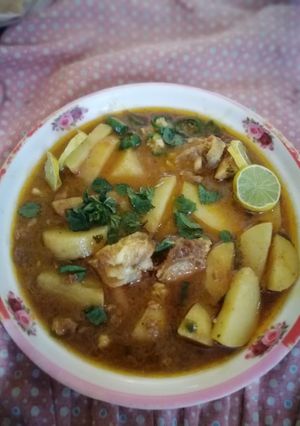 A picture of Aaloo Gosht.
