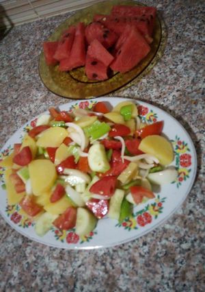 صورة لوصفة سلطة خضار وبطيخ أحمر (دلاع)