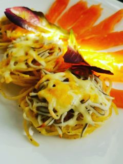 Una foto de Nidos de pasta con salmón y gulas