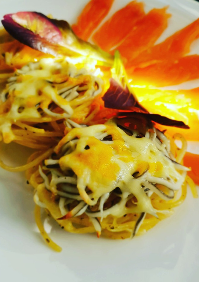 Una foto de Nidos de pasta con salmón y gulas