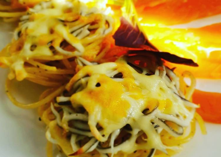 Nidos de pasta con salmón y gulas