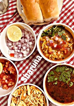 A picture of Misal pav.