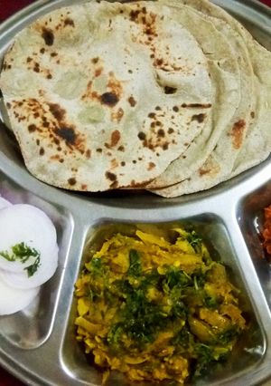 A picture of Baingan ka bharta and bhakri.