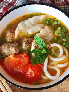 Hình của món Mì Udon Sủi Cảo Bò Viên Chua Cay.