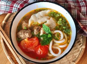 Hình của món Mì Udon Sủi Cảo Bò Viên Chua Cay.