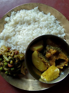 আলু দিয়ে পোনা মাছের ঝোল (alu diye pona macher jhol recipe in Bengali) রেসিপির প্রধান ছবি