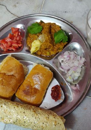 બટર પાવ ભાજી(Butter pav bhaji recipe in Gujarati) રેસીપી મુખ્ય ફોટો