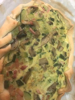Una foto de Quiche de calabacín; champis y bacon