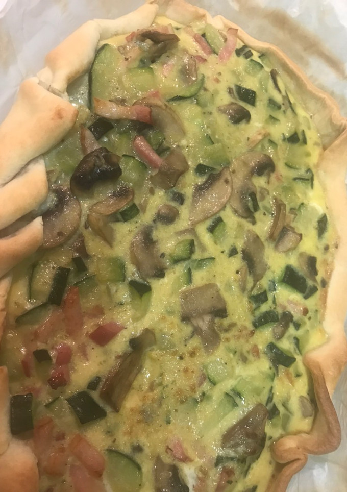 Una foto de Quiche de calabacín; champis y bacon