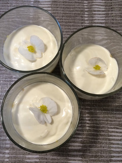 Una foto de Huevos rellenos en vaso decorados con begonias comestibles