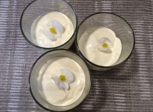 Foto principal de Huevos rellenos en vaso decorados con begonias comestibles