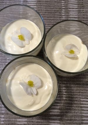 Una foto de Huevos rellenos en vaso decorados con begonias comestibles