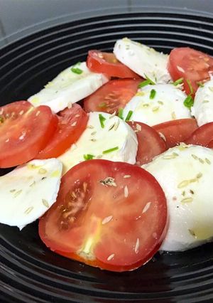Foto de Salada de tomate e mozarella com vinagre balsâmico e sementes de sésamo