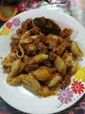 Guiso de carne con fideo caracol