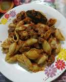 Guiso de carne con fideo caracol