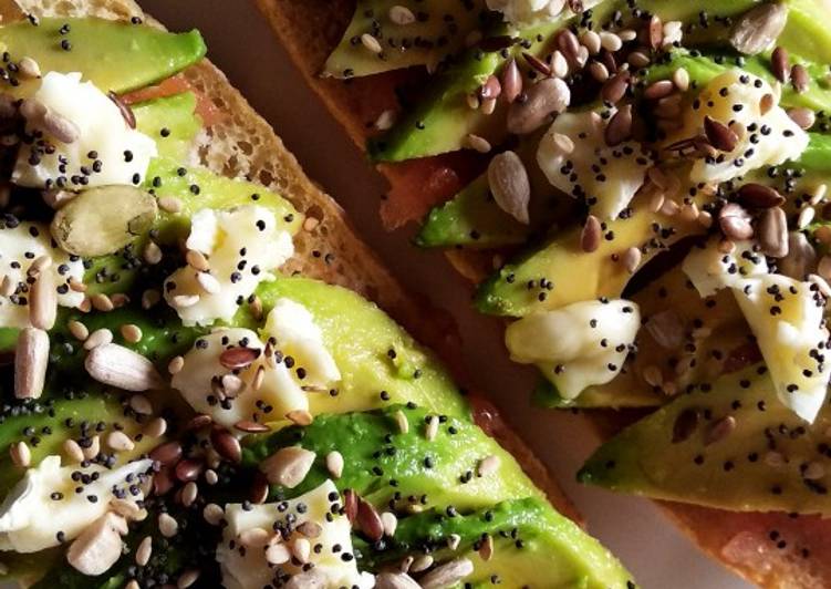 Tostadas con tomate, aguacate, queso de cabra y semillas