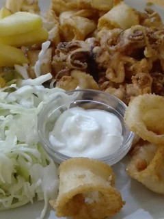 Una foto de Calamares fritos con salsa ali-oli