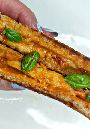 Une photo de Grilled cheese jambon cru et pesto