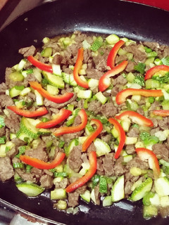 Una foto de Cubitos de carne en salteado de verduras