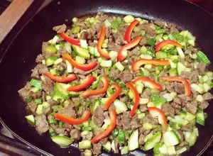 Una foto de Cubitos de carne en salteado de verduras