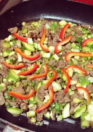 Una foto de Cubitos de carne en salteado de verduras