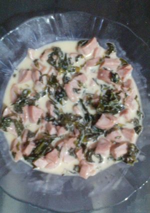 Una foto de Verdolagas con crema y salchicha