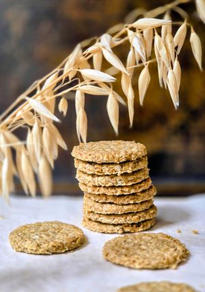 Una foto de Crackers de avena con copos de avena gruesos sin gluten tipo "oatcakes"