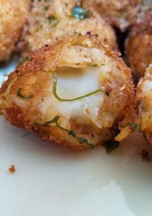 पोटॅटो चीज बॉल्स (POTATO CHEEES BALLS RECIPE IN MARATHI) रेसिपी चे मुख्य फोटो 