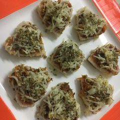 A picture of Little pizza shots/mini pizza shots/bread pizza shots.