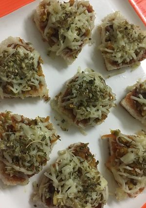 A picture of Little pizza shots/mini pizza shots/bread pizza shots.