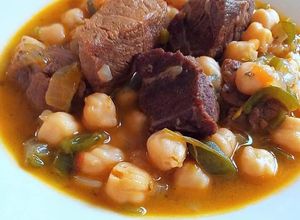 Una foto de Jarrete de ternera con garbanzos al ras el hanout y verduras