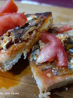 Una foto de Tosta de sardinas pikantonas al aroma del ajo