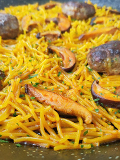 Una foto de Fideos con figatells y setas shiitake