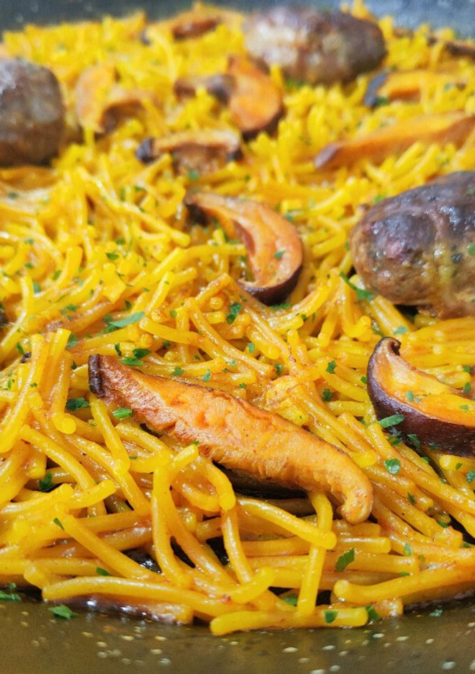 Una foto de Fideos con figatells y setas shiitake