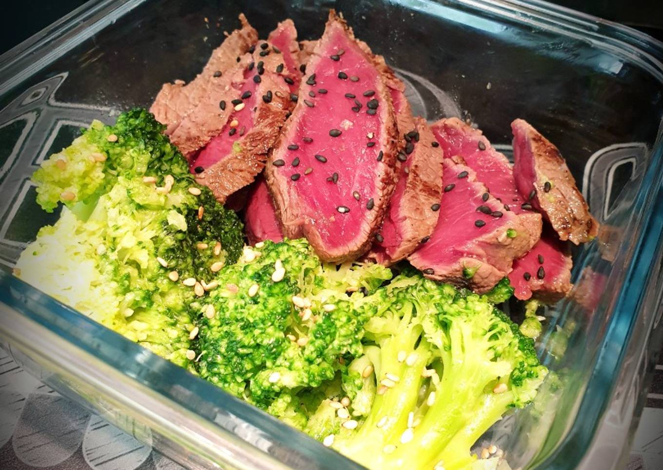 Tataki de bœuf et brocolis au sésame