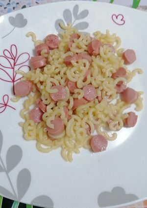 Una foto de Fideuá con salchichas