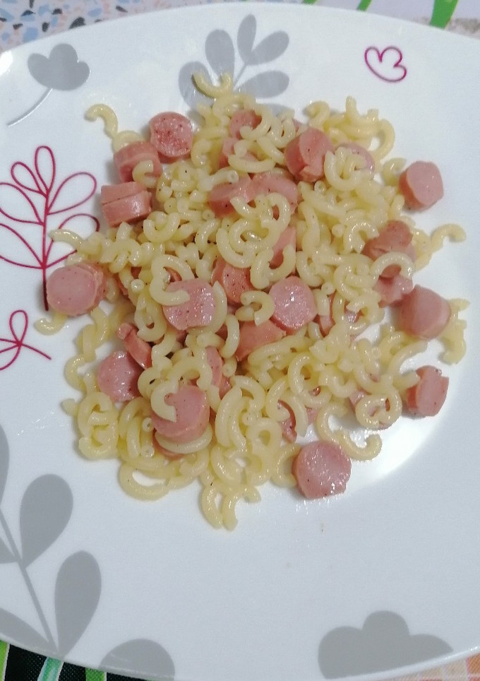 Una foto de Fideuá con salchichas