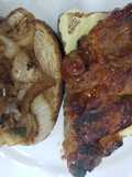 Sándwich de bondiola con barbacoa y miel y cebolla caramelizada
