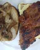 Sándwich de bondiola con barbacoa y miel y cebolla caramelizada