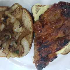 Una foto de Sándwich de bondiola con barbacoa y miel y cebolla caramelizada