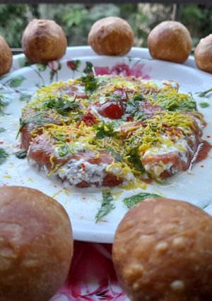 कचोरी चाट+ मिनी गोटा कचोरी (kachori chaat recipe in marathi) रेसिपी चे मुख्य फोटो