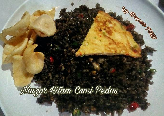 Standar Bagaimana cara buat Nasi Goreng Hitam Tinta Cumi Pedas yang sedap
