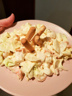 Una foto de Ensaladilla de surimi y salmón