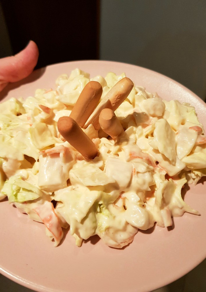 Una foto de Ensaladilla de surimi y salmón