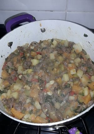 Una foto de Revuelto de carne y muchas verduras
