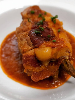 Una foto de Contramuslos rellenos de jamón y espárragos en salsa de curry