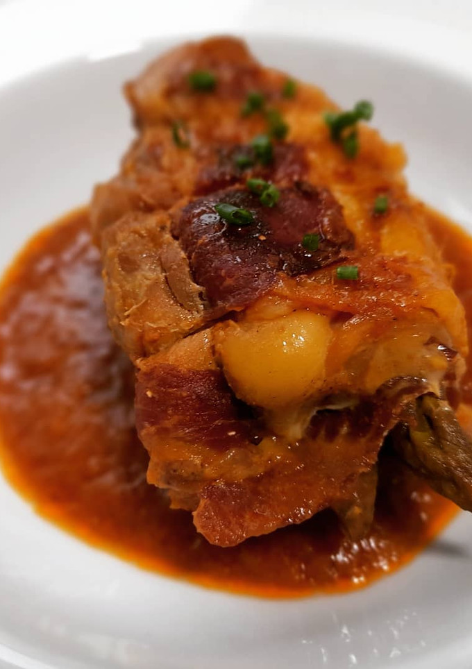Una foto de Contramuslos rellenos de jamón y espárragos en salsa de curry