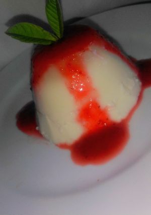 Una foto de Panna cotta con Coulis de fresa 🍓🍓🍓